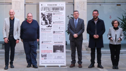 Quim Salvi, Jordi Grau, Miquel Noguer, Lluc Salellas i M.Àngels Prat, amb el cartell de la XII Setmana dels Rahola. 