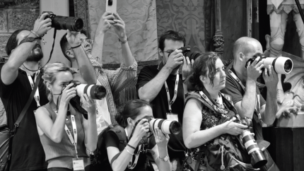 Un grup de fotoperiodistes treballant. 
