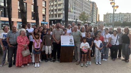 Foto de família dels assistents a l'homenatge a Dàrius Rahola i Llorens. 