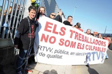 Concentració d’afectats per l’ERO davant de Canal 9. Foto: Prats i Camps