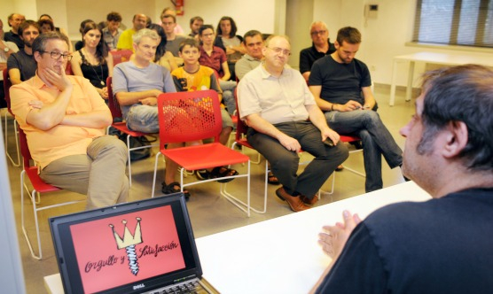 Una quarantena de persones van escoltar Manel Fontdevila a Manresa / Foto: Salvador Redó