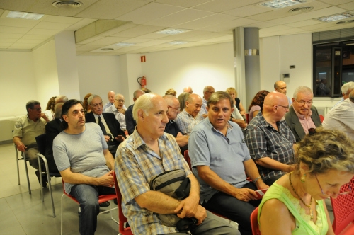 Uns visitants mirant els plafons de l'exposició.