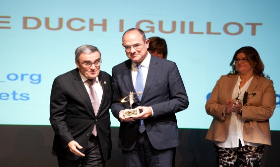Jaume Duch va rebre el premi de mans d'Àngel Ros