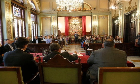 Durant l'entrega al Saló de Plens. Foto: Hermínia Sirvent