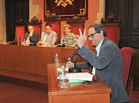 Moment en què el secretari del jurat va llegir el veredicte del IV Premi Josep M. Planes