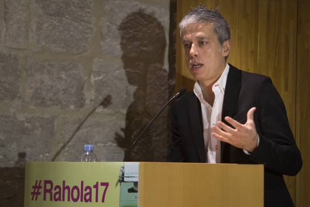 Albert Om, durant la conferència "Qui té el poder?"