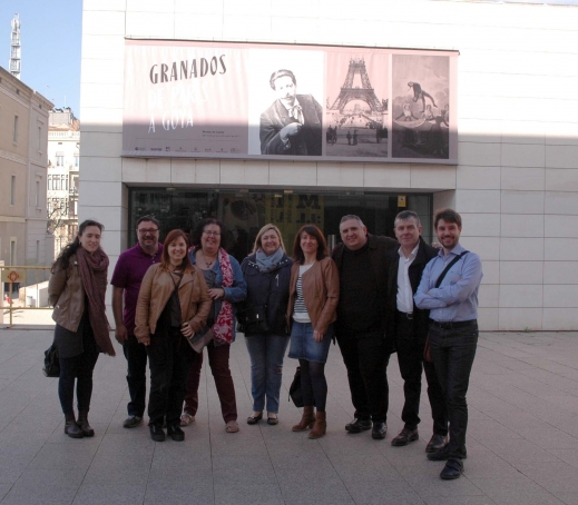 Foto de grup amb els periodistes, Pep Gorgori (primer per la dreta) i el director del Museu de Lleida, Josep Giralt (segon per la dreta)