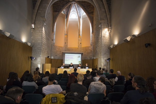 La taula rodona "Riure per no plorar" es va fer a la Sala de Graus de la Facultat de Lletres de la UdG