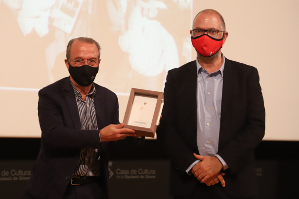 Jordi Xargayó va rebre la Mosca de Sant Narcís de mans del degà del Col·legi de Periodistes. 