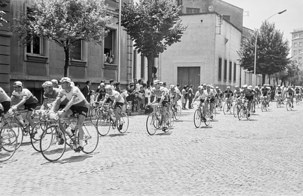 Ciclistes del Tour de França al seu pas per la Gran Via de Jaume I, Girona, 8 de juliol de 1965.