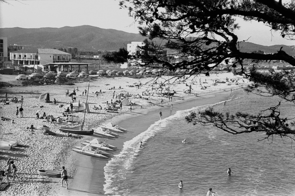 La platja de Torre Valentina amb banyistes, des de la cala del Racó dels Homes, Sant Antoni de Calonge, 1965. 