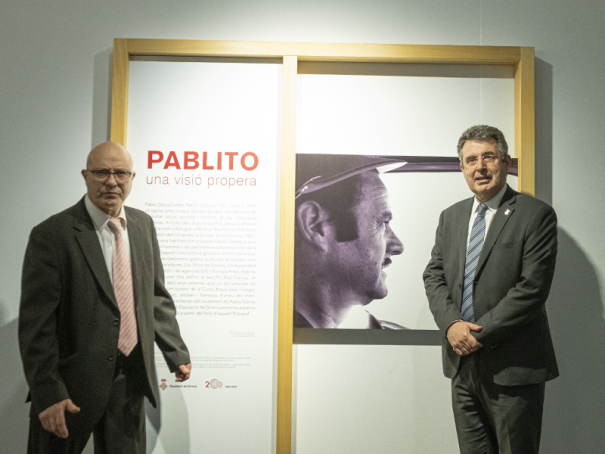 El fill de Pablito, Paul, i el president de la Diputació, Miquel Noguer, en la inauguració de l'exposició.