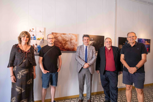 Gibert, Borrat, Noguer, Grau i Riera, davant la foto guanyadora. 