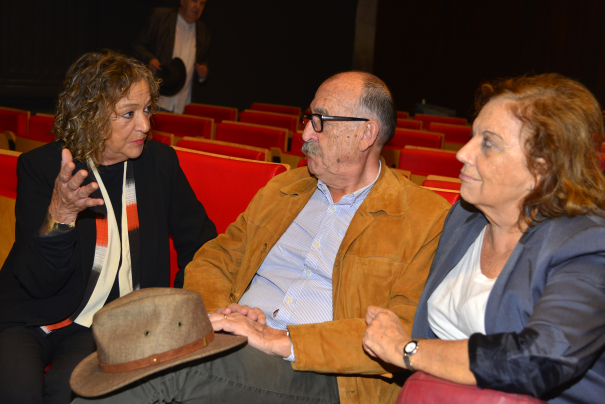 Assumpció Mateu conversant amb uns amics