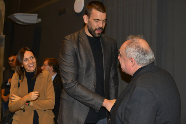 Marc Gasol saluda el president de la Junta de Girona, Jordi Grau