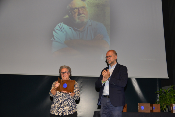 Pilar Armengol va rebre el guardó de mans del degà, Joan Maria Rius