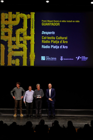 Joan Maria Morros va lliurar el Premi Miquel Diumé al Col·lectiu Cultural Ràdio Platja d'Aro. 