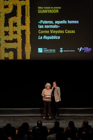 Carme Vinyoles va recollir el premi de mans de Susanna Quintana. 