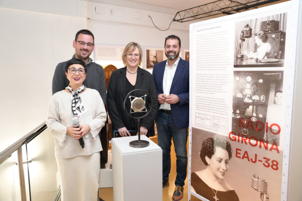 L'acte de donació del micròfon, amb Lluc Salellas, Carme Martínez, Quim Ayats i Sílvia Planas.