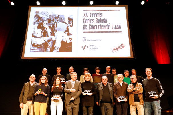 Foto de família dels guanyadors i els presidents de les dues institucions organitzadores. 