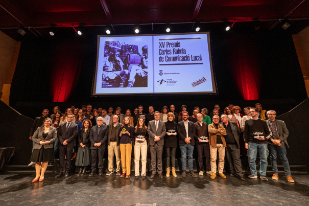 Foto de família amb els guanyadors, els finalistes i les autoritats.