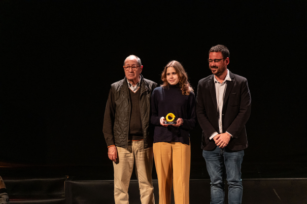 El pare i la neboda d'Anna Teixidor van recollir la Beca.