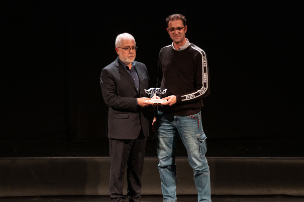 Xevi Xirgo va lliurar el premi del millor treball en televisió a Pedro Toro.