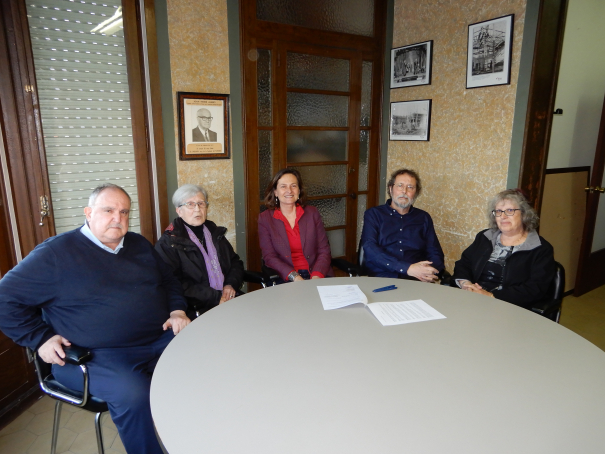 Jordi Grau, Carme Minobis, Sílvia Llach, Lluís Costa i Carme Corcoy, després de signar el conveni. 