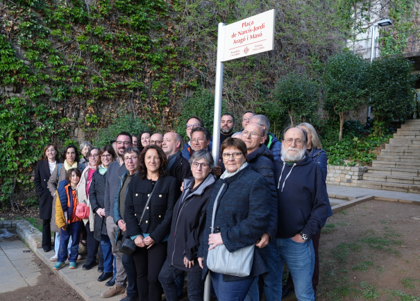 Foto oficial de la inauguració de la plaça dedicada a Narcís-Jordi Aragó.