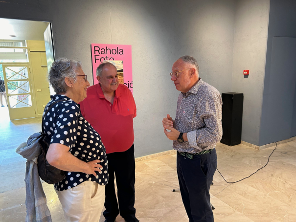 Jordi Grau i Ricard Sayeras, conversant amb la periodista col·legiada Maria Crehuet. 