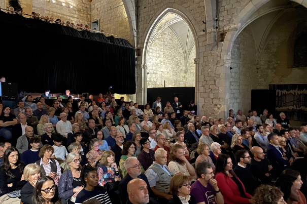 El públic, atent a l'acte. 
