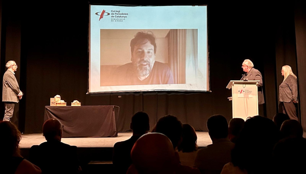 El cineasta Isaki Lacuesta va agrair la Mosca Grossa a través d'un vídeo.