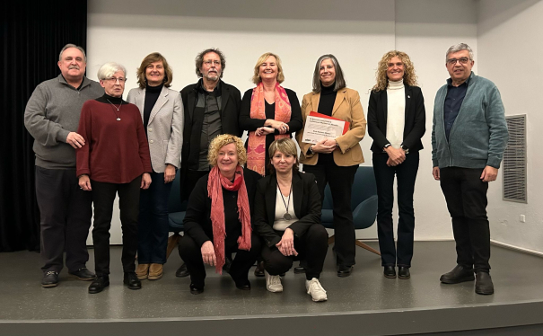 Foto de família de l'acte de lliurament de la III Beca Minobis. 