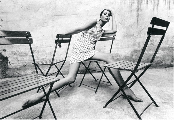 La model i dissenyadora Elsa Peretti al Tifanny's el 1966. Foto: Oriol Maspons