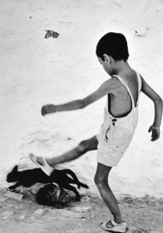 Un nen a Eivissa el 1954. Foto: Oriol Maspons