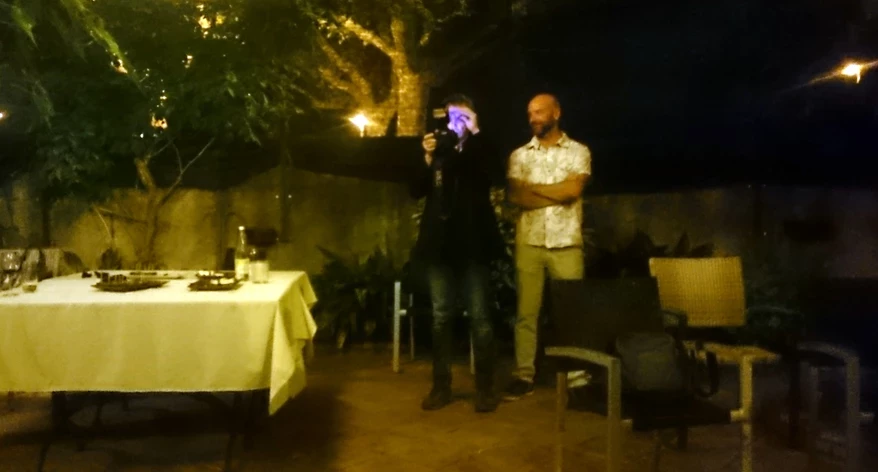 En Jordi Ribot, comprovant com havia de quedar la foto de grup.