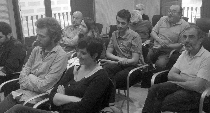 El públic, atent a les explicacions.