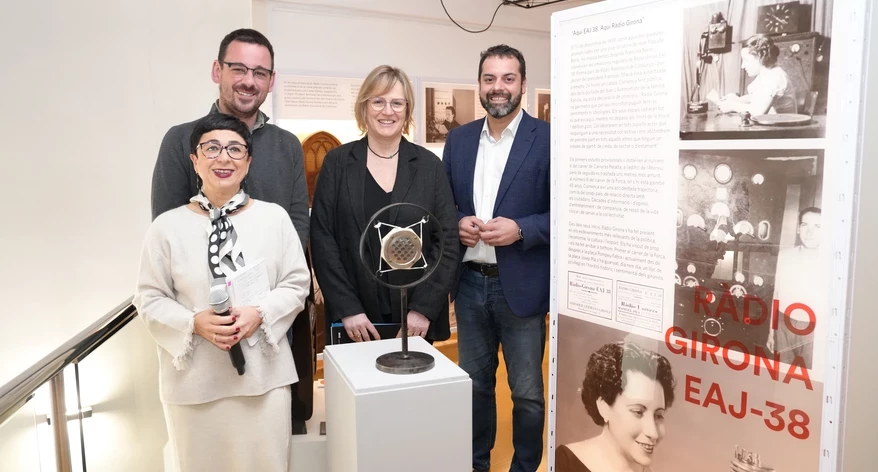 L'acte de donació del micròfon, amb Lluc Salellas, Carme Martínez, Quim Ayats i Sílvia Planas.