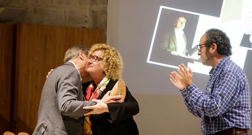 La degana del Col·legi, Neus Bonet, va lliurar la Mosca del Col·legi a en Nisso. La degana del Col·legi, Neus Bonet, va lliurar la Mosca del Col·legi a en Nisso.