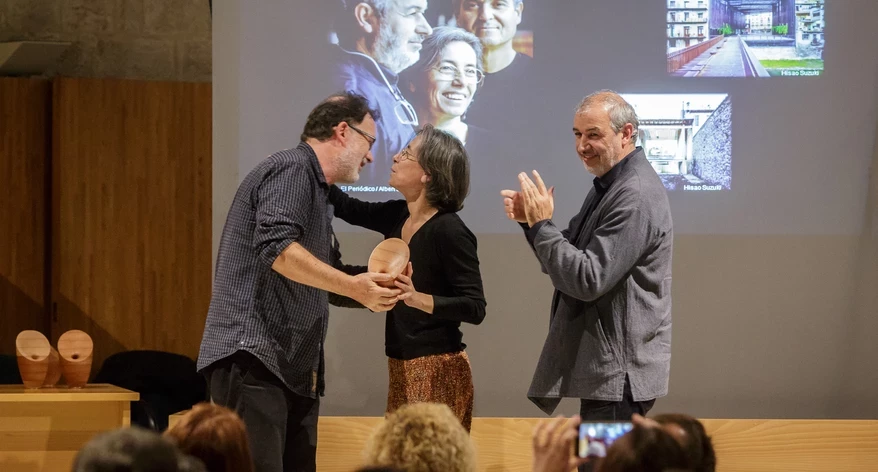 Joan Ventura va lliurar la Mosca de Sant Narcís a RCR Arquitectes. Joan Ventura va lliurar la Mosca de Sant Narcís a RCR Arquitectes.