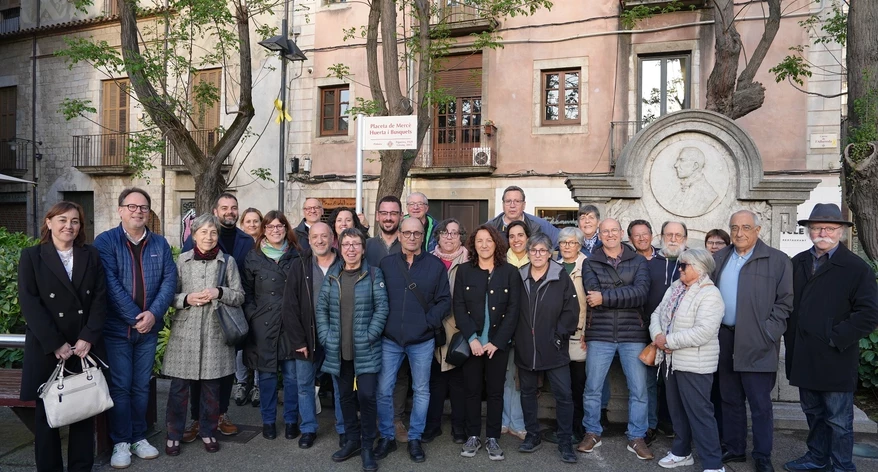 Foto oficial en la inauguració de la plaça dedicada a Mercè Huerta. Foto oficial en la inauguració de la plaça dedicada a Mercè Huerta.