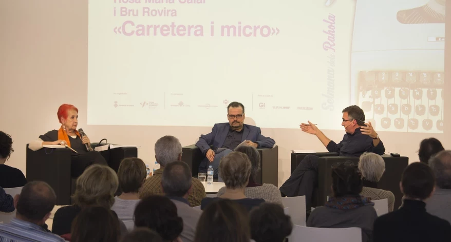 El diàleg entre els dos corresponsals va ser conduÏt pel periodista Albert Martín de Vidales i va tenir lloc a la biblioteca Carles Rahola de Girona