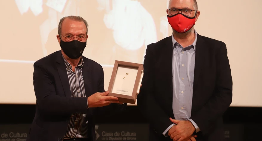 Jordi Xargayó va rebre la Mosca de Sant Narcís de mans del degà del Col·legi de Periodistes. 