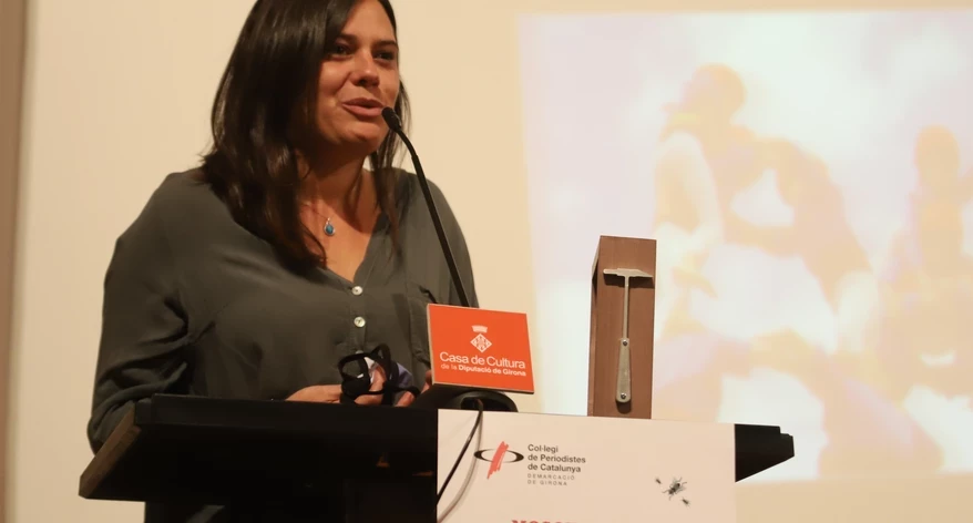 Mònica Masó, agraint la Mosca rebuda. 