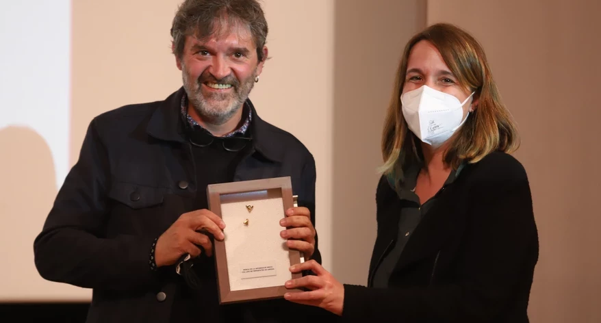 Quim Fernàndez va rebre la Mosca Borda, que li va lliurar Sílvia Planas. 