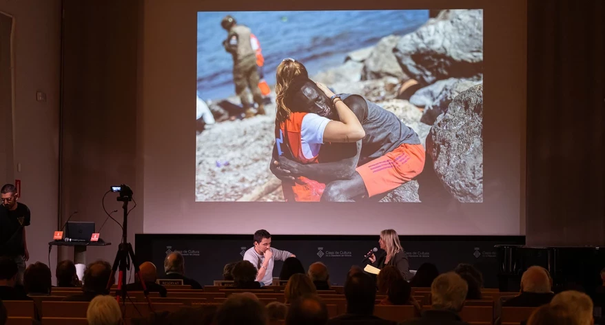 Un moment de la conversa amb el fotoperiodista.