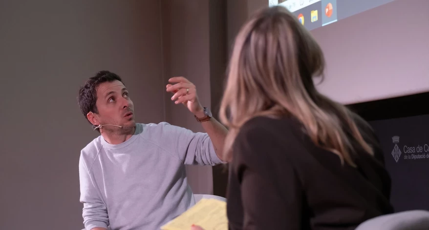 Bernat Armangué comenta una de les seves fotos.