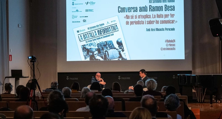 La conversa va aplegar una setantenta llarga de persones. La conversa va aplegar una setantenta llarga de persones.