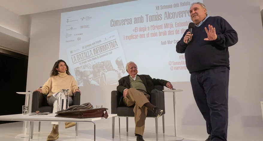 Jordi Grau va donar la benvinguda a la convesra amb Tomàs Alcoverro.