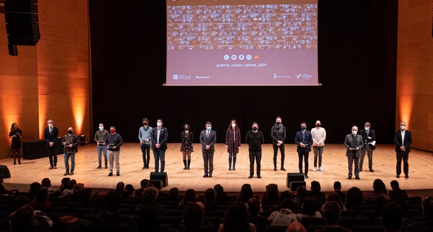 Els guanyadors dels XII Premis Carles Rahola de Comunicació Local, amb les autoritats que van lliurar els guardons..